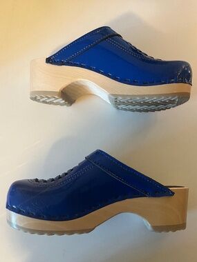 Kids size 2 royal blue Sven patent leather clogs